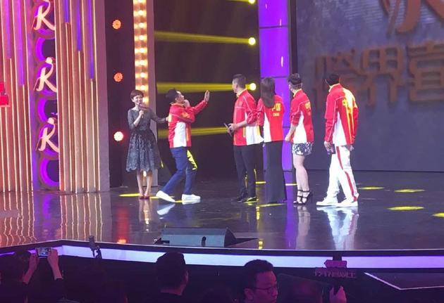 梁朝伟现身停车场众人尾随 睡意朦胧速闪(图):开云电竞中国(图1) 开云电竞